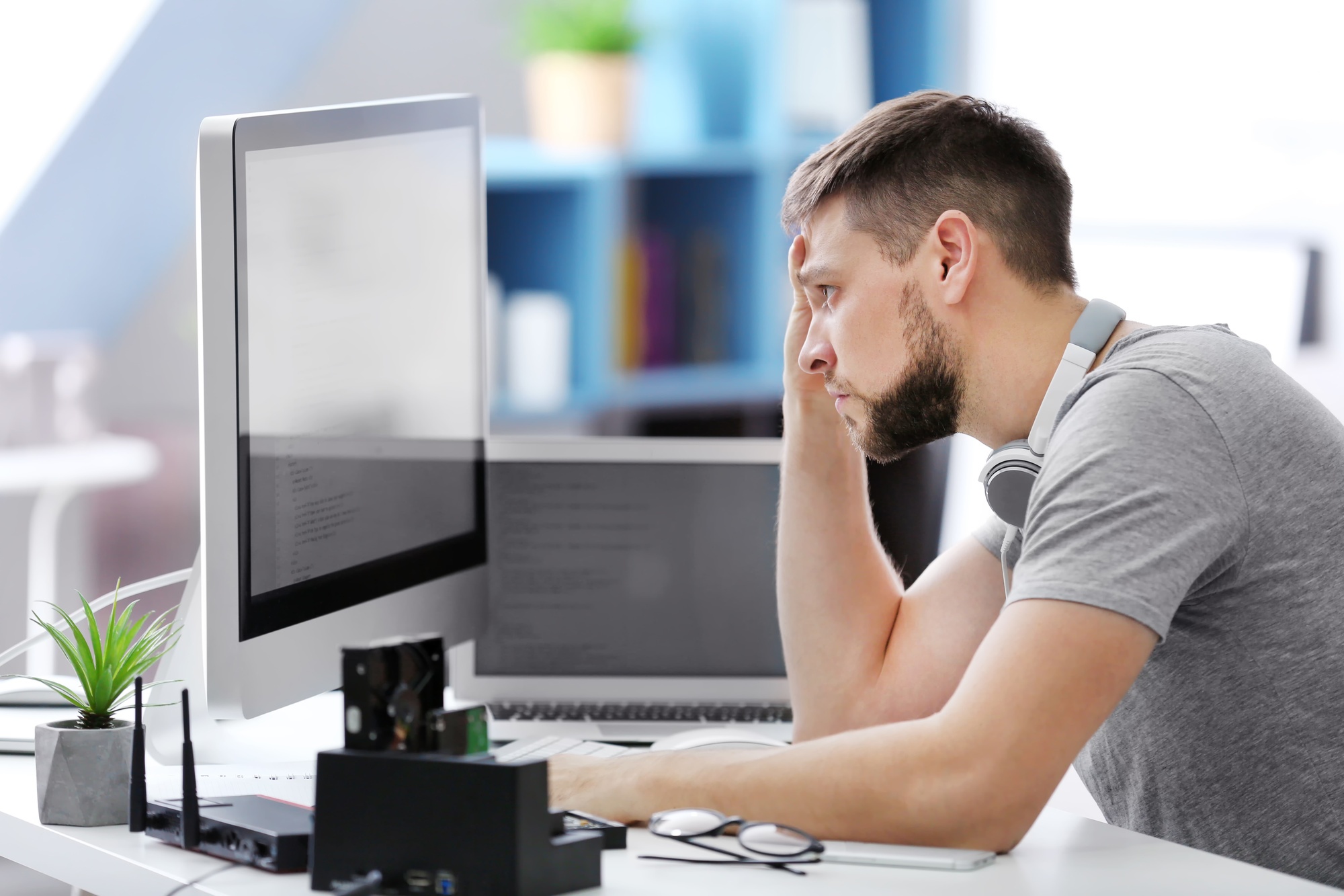 Failed to connect the game. Алексей понамарёв. Грустный предприниматель. Крах системы. Компьютер греется на солнце.