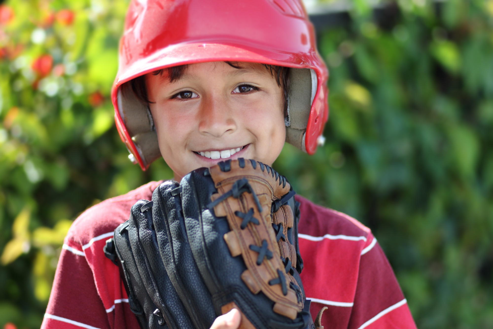 kid holding baseball glove