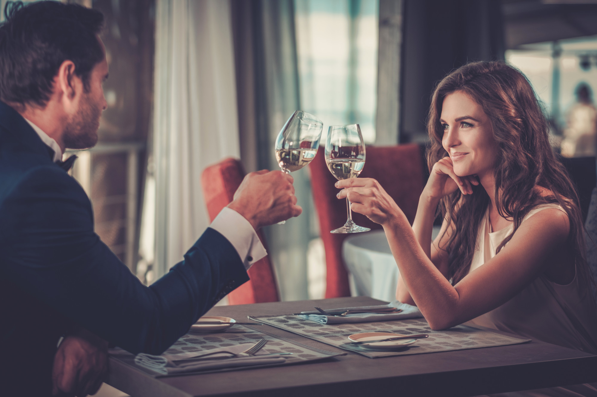 couple on date toasting glasses